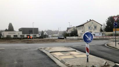 Bild: wro
Der neue Kreisverkehr in Wiesau-Fichtenschacht ist nach monatelanger Bauzeit fertiggestellt.