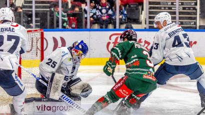 Bild: Peter Lion
Erneut ein enormer Rückhalt für die Blue Devils Weiden: Simon Wolf (Zweiter von links). Mit einer unglaublichen Kampfleistung und einem starken Goalie zwischen den Pfosten entführten die Devils einen Punkt aus Rosenheim.