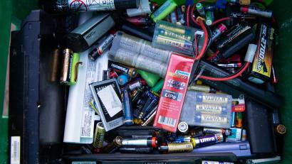 Bild: Christian Charisius/dpa
Alte Batterien müssen fachgerecht entsorgt werden.