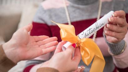 Symbolbild: Christin Klose/dpa
Seit Jahren zählen Gutscheine zu den beliebtesten Weihnachtspräsenten der Deutschen.