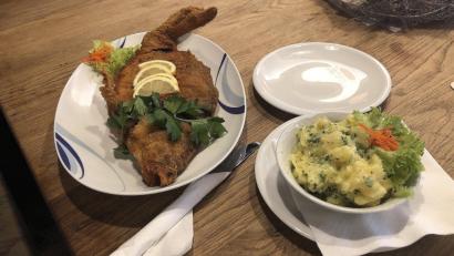 Bild: wro
Schön dekoriert mit einer knusprigen Panade ist der Weihnachtskarpfen eine wahre Köstlichkeit.