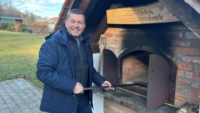 Bild: ck
Rainer Rewitzer wird sich ab Mai 2026 wieder mehr um Familie, Haus und Garten (hier am Backofen) kümmern können. Der Pleysteiner Bürgermeister wird bei den Kommunalwahlen im März 2026 nicht für eine dritte Amtszeit antreten.