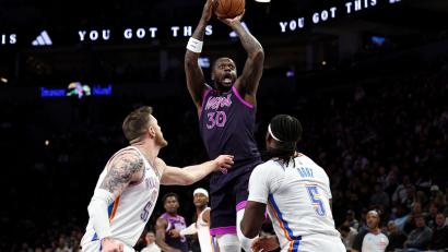 Bild: Matt Krohn/AP/dpa
Isaiah Hartenstein (l) und die Oklahoma City Thunder hatten in Minnesota das Nachsehen.