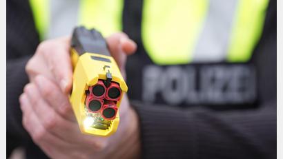 Bild: Marcus Brandt/dpa
Elektroschockgeräte wirken oft schon bei ihrem reinen Anblick abschreckend. (Symbolbild)