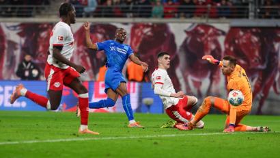 Bild: Jan Woitas/dpa
Im Spitzenspiel in Leipzig gab es viele Torszenen.