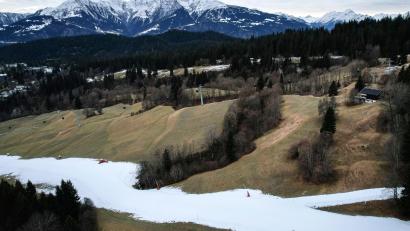 Bild: Gian Ehrenzeller/KEYSTONE/dpa
In der Schweiz gibt es teils deutlich weniger Schnee als im 30-jährigen Mittel.