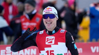 Bild: Matthias Schrader/AP/dpa
Vinzenz Geiger hat den deutschen Kombinierern den ersten Saisonsieg beschert.