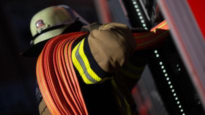 Bild: Marijan Murat/dpa
Feuerwehrleute löschen den Brand auf dem landwirtschaftlichen Anwesen (Symbolbild)