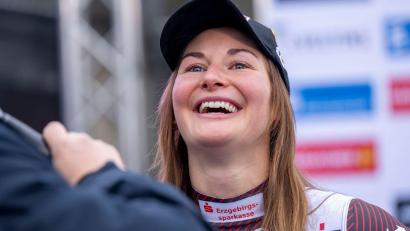 Bild: David Inderlied/dpa
Julia Taubitz hatte nach ihrem 20. Einzel-Weltcup-Sieg gut lachen.