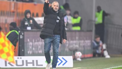 Bild: Harry Langer/dpa
Manuel Baum in Aktion am Spielfeldrand.