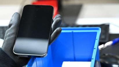 Bild: Elisa Schu/dpa
Ein gebrauchtes Smartphone wird generalüberholt und für den Wiederverkauf flottgemacht. (Symbolbild)