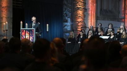 Bild: Hendrik Schmidt/dpa
Bundeskanzler Friedrich Merz (CDU) spricht in der Johanniskirche bei der Gedenkveranstaltung für Betroffene und Hinterbliebene ein Jahr nach dem Anschlag auf dem Magdeburger Weihnachtsmarkt.