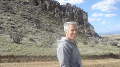 Bild: Uncredited/U.S. Department of Justice/AP/dpa
Jeffrey Epstein steht im Zentrum eines Skandals, der weite Kreise nicht nur in die US-amerikanische Politik und High Society zieht.