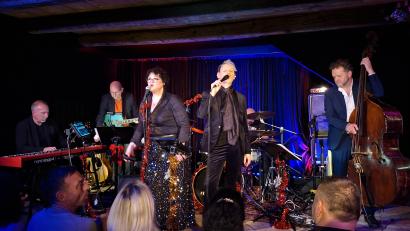 Bild: prh
Steffi Denk und Markus Engelstädter begeisterten mit ihren Ausnahmestimmen. Für die passende musikalische Begleitung sorgten die Topinstrumentalisten Bernd Meyer, Andreas Blüml, Gerwin Eisenhauer und Uli Zrenner-Wolkenstein (von links).