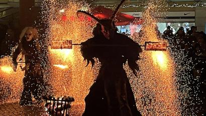 Bild: Susanne Schwab
Die Funken sprühen, das Unheil nimmt seinen Lauf: Es geht heiß her auf dem Marktplatz, wenn die Oberpfälzer Schlossteufeln kommen.