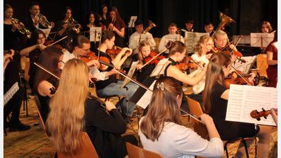 Bild: kro
Das 50-köpfige Orchester des Stiftland-Gymnasiums erntet beim Weihnachtskonzert viel Applaus.
