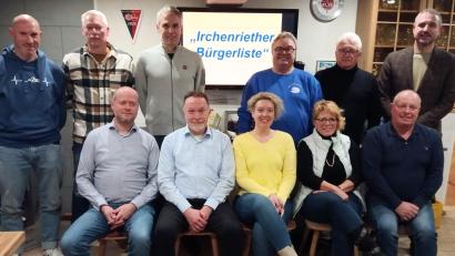 Bild: Albert Gruber
Dieses Team der überparteilichen „Irchenriether Bürgerliste“ tritt im März 2026 erstmals bei einer Kommunalwahl an. Stehend von links Mario Bohnenstengel, Roland Bodensteiner, Markus Gruber, Andreas Hartung, Josef Ram, Benjamin Ram; sitzend von links Peter Kappl, Markus Fillinger, Alexandra Grohmann, Sabine Hirnert und Wolfgang Lang. Im Bild fehlen Thomas Krapf und Eric Nowlin.