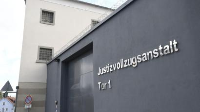 Archivbild: Petra Hartl
In der Justizvollzugsanstalt Amberg unterhielten sich zwei Gefangene über ihre offenen Fenster und beleidigten bei diesem Plausch Bedienstete.