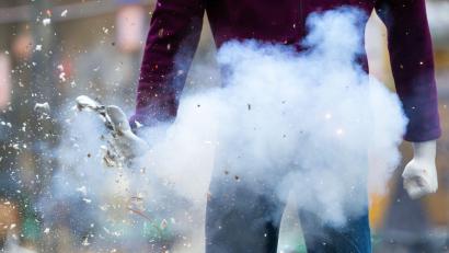 Symbolbild: Soeren Stache/dpa
Ein illegaler Böller explodiert während einer Pressevorführung der Berliner Feuerwehr in der Hand einer Puppe. Die Polizei Waldsassen beschlagnahmte unter anderem sieben Kilo Böller.