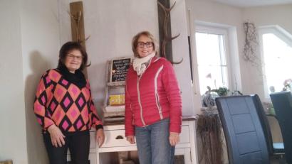 Bild: Gerda Engelhardt
Zu ihrem 70. Geburtstag verzichtete Gerda Engelhardt (links) auf Sachgeschenke. Ihre Gäste füllten die aufgestellte Spendenbox mit 480 Euro. Sie rundete den Betrag auf 700 Euro auf und übergab diese Summe an Petra Waldhauser (rechts), der Vorsitzenden der Selbsthilfegruppe krebskranker Kinder Amberg-Sulzbach.