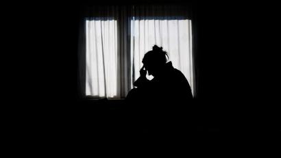 Bild: Julian Stratenschulte/dpa
Einsamkeit ist ein häufiger Anlass für Anrufe bei der Telefonseelsorge. (Symbolbild)