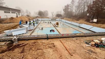 Bild: sche
Die Arbeiten bei der Sanierung im Freibad Freudenberg laufen derzeit auf Hochtouren..