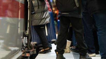 Bild: Markus Lenhardt/dpa
Über die Feiertage verreisen viele Menschen mit der Bahn. (Archivbild)