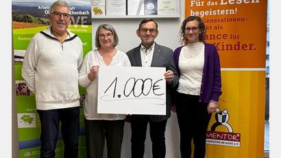 Bild[M]: Waltraud Lobenhofer
Geschäftsführerin der AOVE-Bürgersonnenkraftwerke GmbH, Waltraud Lobenhofer (zweite von links) und Prokurist Jürgen Stauber (links) überreichen eine Spende in Höhe von 1.000 Euro an AOVE-Geschäftsführerin Katja Stiegler (rechts) sowie an den Projektleiter der Mentor Lesepaten, Erhard Ströhl (zweiter von rechts).
