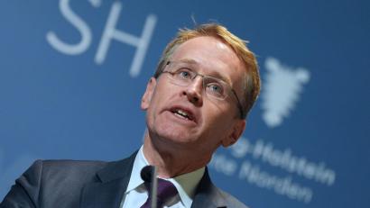 Bild: Marcus Brandt/dpa
CDU-Ministerpräsident Daniel Günther will eine über den Bundesrat eine Zuckersteuer durchsetzen. (Archivbild)