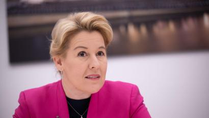 Bild: Sebastian Christoph Gollnow/dpa
Berlins Wirtschaftssenatorin Franziska Giffey: „Werden nicht trotz, sondern wegen Klimaschutz wirtschaftlich erfolgreich sein.“