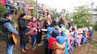Bild: Georg Birner
Der Auftritt der Kindergartenkinder am Burgberghang gehört bei der Ebermannsdorfer Burgweihnacht immer mit dazu.