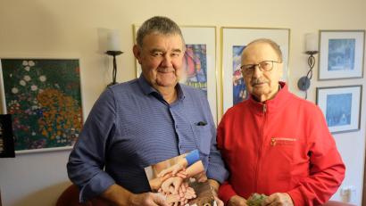 Bild: Robert Dotzauer
Gutes tun: Für den 76-jährigen Josef Henfling (links) ein "Credo". Schon wiederholt spendete er für die Kinderkrebshilfe. Nun waren es 350 Euro, die Henfling an Andreas Steinl, Vorstandsmitglied des Vereins der Kinderkrebshilfe Oberpfalz-Nord, überreichte.