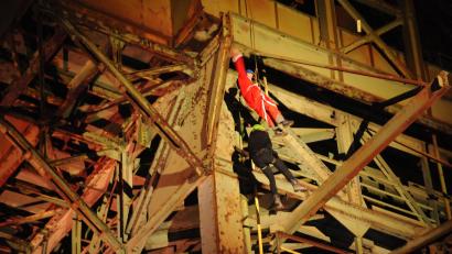 Bild: ge
Nikolaus und Krampus seilten sich an beiden Tagen vom Hochofen ab und brachten Süßigkeiten mit.