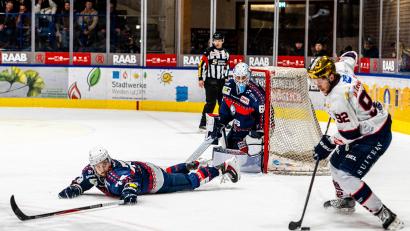 Bild: Elke Englmaier
Calvin Pokorny (liegend) mit vollem Einsatz gegen den Ravensburger Goldhelm Mark Rassel. Die Blue Devils Weiden verloren ihr Heimspiel gegen die Towerstars am Sonntagabend mit 0:2.