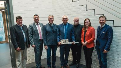 Bild: David Rieß, ALE Oberpfalz
Freuten sich über den baldigen Einzug: (v.l.) Georg Guggenberger (ALE Oberpfalz), Roland Spiller (Leiter Bayerische Verwaltung für Ländliche Entwicklung), Franz Stahl (1. Bürgermeister Stadt Tirschenreuth), Georg Braunreuther (VLE Oberpfalz), Architekt Peter Brückner, MdL Nicole Bäumler sowie MdL Tobias Reiß