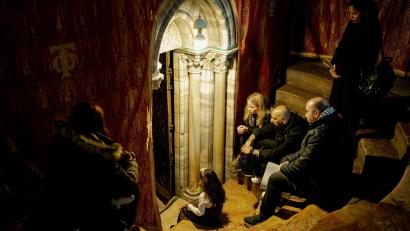 Bild: Erik Marmor/dpa
Christen sitzen auf den Stufen der Grotte unter der Basilika, dem angeblichen Geburtsort Jesu Christi, in der Geburtskirche in Bethlehem.