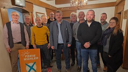 Bild: wel
Bürgermeister Reinhard Kreuzer (Mitte) ist der Bürgermeisterkandidat der Freien Wählergemeinschaft Schönsee und Umgebung, die auch mit einer starken Truppe für den Stadtrat antritt. Nicht mehr dabei sind Andreas Hopfner (links) und Thomas Schiller (dritter von links)