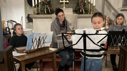 Bild: hdk
Marina Rischan mit den Nachwuchsmusikantinnen Thea (von links), Clara und Anita beim Vortrag von weihnachtlichen Weisen beim Konzert "Zither und mehr".