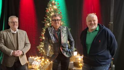 Bild: jua
"Weiße Weihnacht" heißt das Programm, mit dem der Schauspieler Hans Sigl (Mitte) nach Schwandorf kam. Das Bild zeigt ihn vorher mit OB Andreas Feller (links) und Michael Gradl (rechts) vom Musik- und Kulturverein Oberpfalz. Während des Auftritts waren keine Pressefotos mit Sigl gestattet.