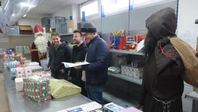 Bild: usc
120 Weihnachtswünsche erfüllten Werksangehörige von Siemens. Zur Päckchenausgabe waren auch Nikolaus und Knecht Rupprecht dabei.