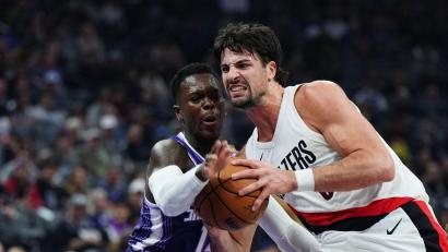 Bild: Alan Greth/ AP/dpa
Dennis Schröder (links) konnte trotz seiner 21 Punkte die Niederlage der Sacramento Kings gegen die Portland Trail Blazers nicht verhindern.