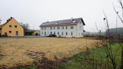 Bild: nib
Neben dem Bahnhof in Freihöls soll der neue Kinderspielplatz entstehen. Durch Sandaufschüttungen wurde der Unterbau bereits vorbereitet.