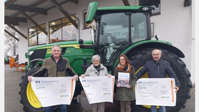 Bild: Malzer Landtechnik
Edgar Wenisch, Annemarie Schraml und das Inhaber-Ehepaar Karin und Bernd Riedel (von links) zeigen mit symbolischen Schecks, wie hoch die Weihnachtsspende ist.