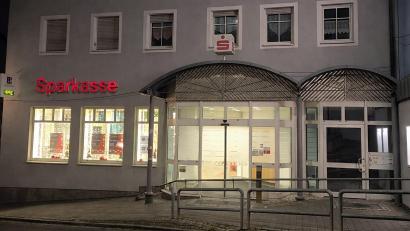 Bild: jma
Für die Sparkassen-Kunden in Pressath soll sich durch die Fusion wenig ändern. Der Stadtrat hat dem Beitritt zu einem Zweckverband für die Sparkasse Nördliche Oberpfalz zugestimmt.