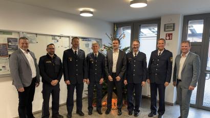 Bild: Polizeipräsidium Oberpfalz
Bei der Polizei in Amberg gibt es Veränderungen in der Führungsriege. Von links: Polizeidirektor Kiener, Polizeidirektor Jürgen Dodell, Polizeirat Bernd Groß, Polizeioberrat Günther Grießhammer, Erster Polizeihauptkommissar Peter Krämer, Erster Polizeihauptkommissar Reiner Wiedenbauer, Polizeivizepräsident Robert Fuchs, Kriminaloberrat Tobias Mattes.