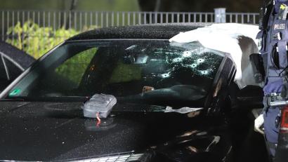 Bild: Sascha Thelen/dpa
Durch die Windschutzscheibe wurden Schüsse auf einen Mann abgegeben.