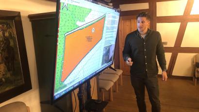 Bild: Werner Robl
Gast in der Marktratssitzung in Falkenberg war Robert Kern vom in Kronach ansässigen Planungsbüro IVS.