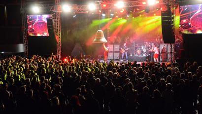 Bild: Kunz
"Hells Bells" und knapp tausend Musikfans sehen gebannt zu.