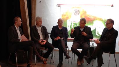 Bild: Holger Stiegler, ALE Oberpfalz
Bei der Kick-off-Veranstaltung zum „Aller.Land“-Projekt Lebensraum Goldene Straße diskutierten unter anderem (von rechts) Bernd Sommer (Vorsitzender IKom Stiftland), Alfred Wolf (Vorsitzender Via Carolina), Bernhard Lindner (Sprecher ILE AOVE) und Robert Lindner (Vorsitzender ILE Naturparkland) unter der Moderation von Thomas Bärthlein.