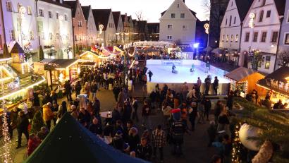 Archivbild: Kunz
Unbekannte haben am Wochenende die künstliche Eisfläche auf dem Weidener Christkindlmarkt beschädigt.